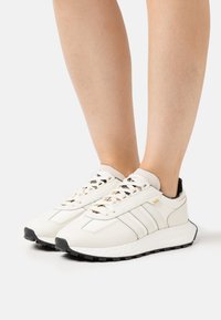 adidas Originals RETROPY E5 W - Joggesko - off white/gold metallic