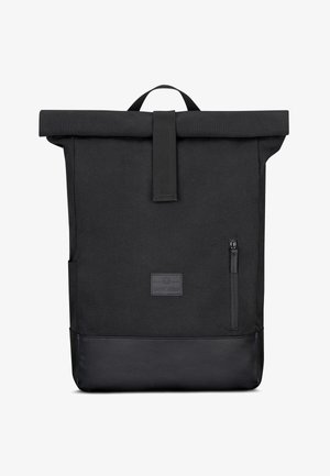 Czarny plecak z rolowanym zamknięciem, wykonany z tkaniny z syntetyczną skórzaną podstawą. Posiada przednią kieszeń na suwak oraz naszywkę z logo. Solidna górna rączka.