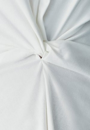 Tela blanca con una apariencia texturada y arrugada, presentando un detalle de nudo retorcido en el centro, creando pliegues y drapeados.