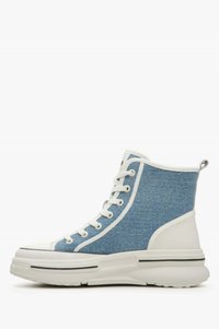 Hoge sneakers met een lichtblauwe denim bovenkant, witte rubberen zool en vetersluiting aan de voorkant. Voorzien van een ronde neus en een trekhaak aan de achterkant.