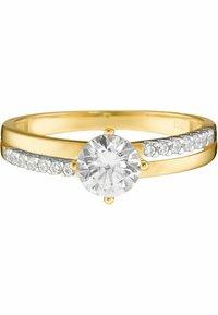 Guldring med en rund central diamant, flankeras av små klara stenar som är inställda i en kanal längs ena sidan av ringbågen.