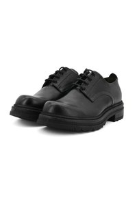 Scarpe stringate in pelle nera con punta tonda, superficie texture e suola in gomma con un leggero tacco e dettagli di cucitura discreti.