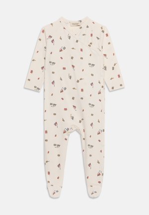 Lysecremefarvet babyheldragt med lange ærmer og fødder, dekoreret med små røde, blå og brune tegneserie-køretøjer og objekter.