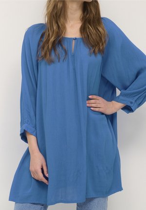 Blaues, oversized Hemd aus leichtem Stoff, mit Keyhole-Ausschnitt, langen Ärmeln mit Knopfdetail und strukturierter Oberfläche.