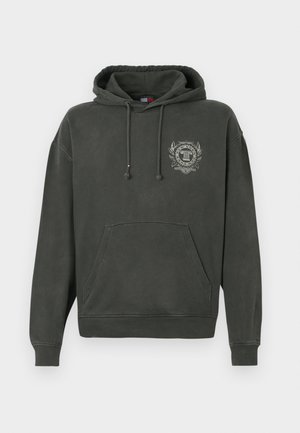 Dunkelgrauer Kapuzenpullover mit Fronttasche, Kordelzügen und kleinem weißen Emblem auf der linken Brust, das ein Wappen und Text zeigt.