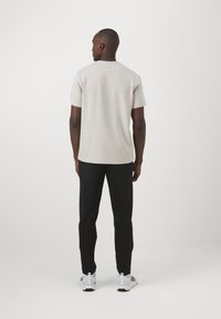 EA7 Emporio Armani VIGOR7 PANTS - Pantalones deportivos - black bean
