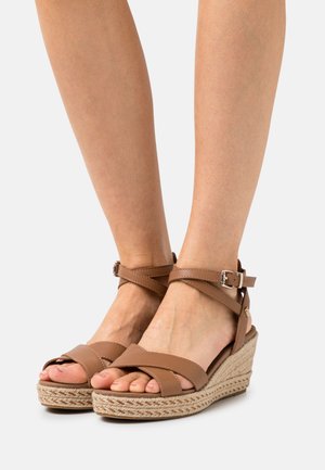 Tommy Hilfiger, Sandales à plateforme - cognac