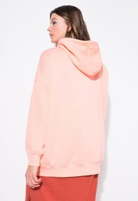 Studio Untold Luvtröja - coral