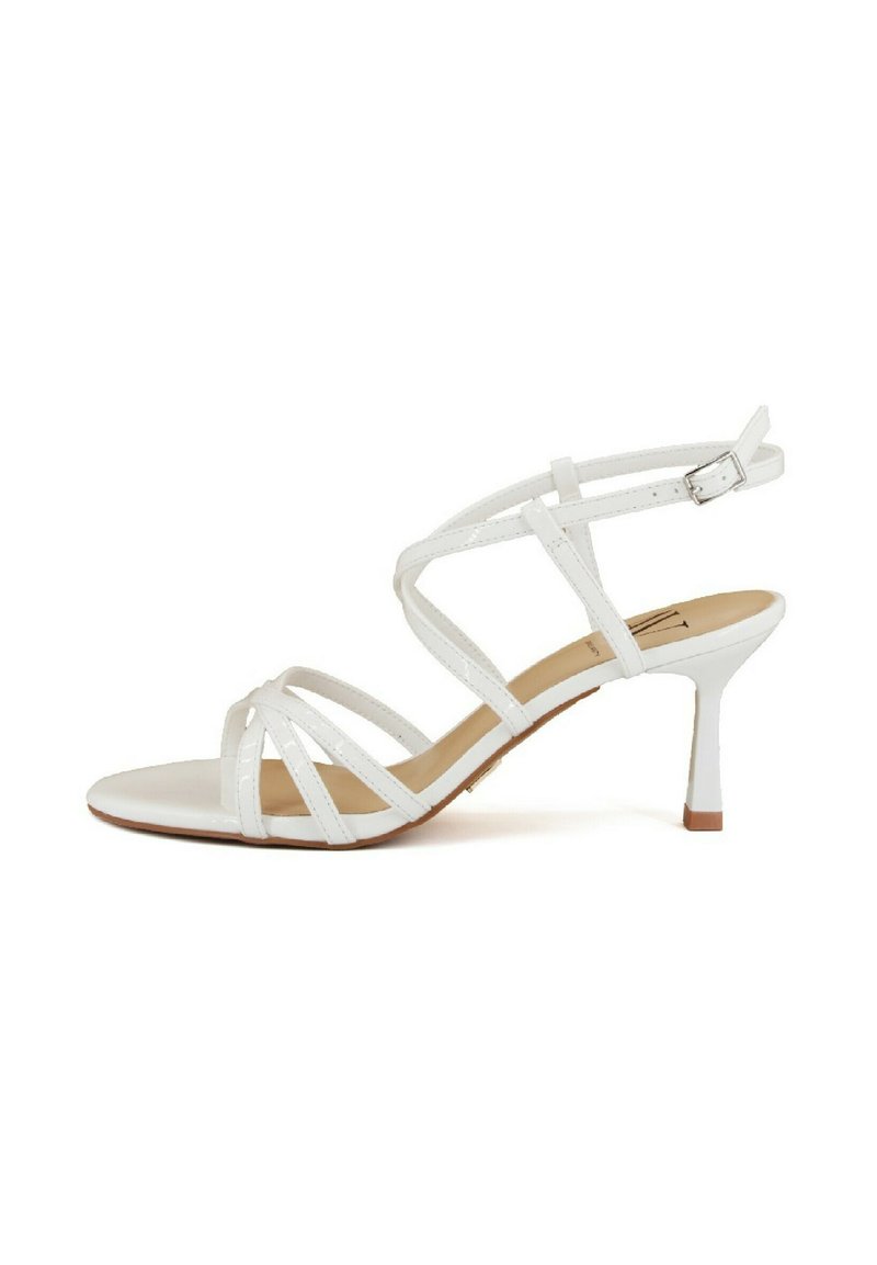 Sandal ad alta ora con cinturini bianchi, finitura lucida, punta aperta e cinturino alla caviglia. Presenta cinturini sottili e un tacco affusolato.