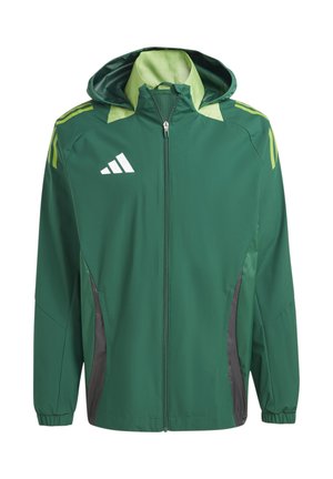 Leichte grüne Jacke mit Kapuze, kontrastierenden hellgrünen Akzenten, Reißverschluss, Seitentaschen und Logo-Detail mit drei weißen Streifen.