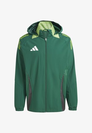 Leichte grüne Jacke mit Kapuze, kontrastierenden hellgrünen Akzenten, Reißverschluss, Seitentaschen und Logo-Detail mit drei weißen Streifen.