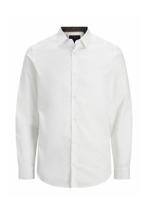 Bijela košulja dugih rukava s dugmetima, s reljefnim uzorkom, oštrim okovratnikom i kontrastnom tamnom unutrašnjošću na okovratniku.