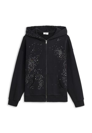 Zwarte capuchontrui met ritssluiting, voorzakken en verspreide zilveren en oranje stervormige en ronde versieringen op de voorkant en capuchon.
