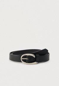 Sort læderbælte med sølvfarvet ovalt spænde, rullet sammen på en lysegrå baggrund.