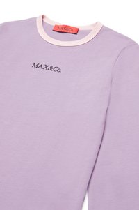 Lilla sweatshirt med en ribbet pink rund hals og sort "MAX&Co." logo. Blødt stof med en glat overflade og lange ærmer.