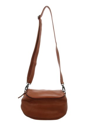 Braune Leder-Umhängetasche mit geschwungener Form, Reißverschluss oben und verstellbarem Schulterriemen mit Metallverschlüssen.