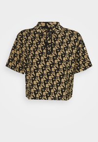 Polo court à manches courtes avec motif géométrique abstrait noir et beige et cinq boutons noirs sur le devant.