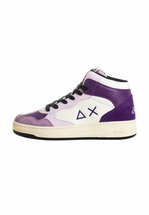 Sneaker alte viola e lavanda con dettagli bianchi, caratterizzati da una finitura testurizzata, lacci neri e loghi geometrici sui lati.