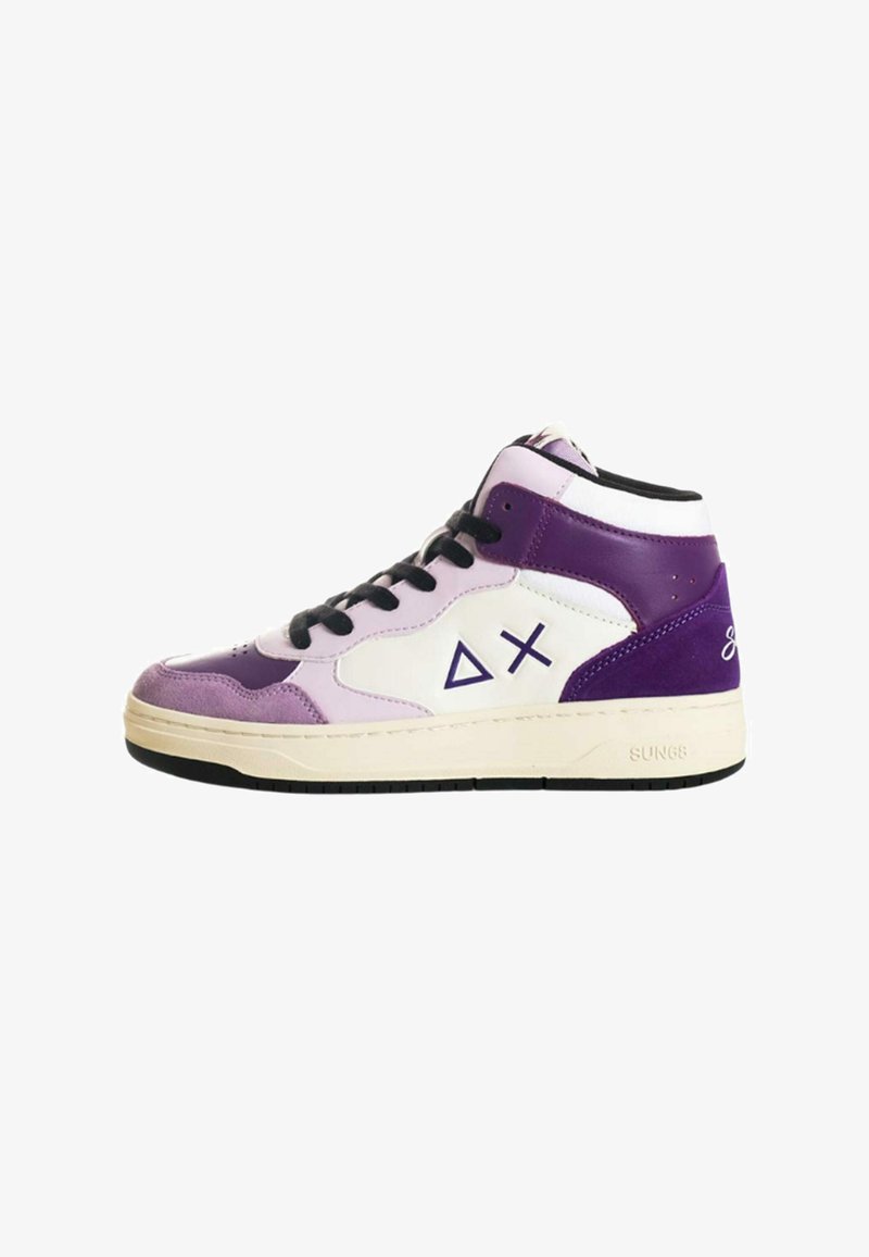 Sneaker alte viola e lavanda con dettagli bianchi, caratterizzati da una finitura testurizzata, lacci neri e loghi geometrici sui lati.