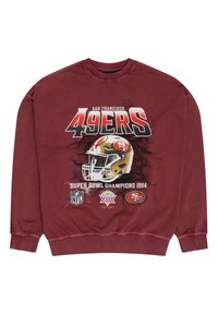 Vínová mikina s potiskem fotbalové helmy, textem "49ers" a potiskem Super Bowl Champions 1994. Hladký kulatý výstřih a manžety.