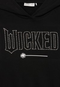 Fekete kapucnis pulóver, amelyen a "WICKED" szó ezüst strasszkövekkel van kiemelve, alatta fehér csillag pálcika grafika látható. Puha anyag, laza fit.