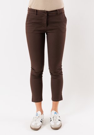 Pantaloni marroni slim fit realizzati in misto cotone. Caratterizzati da una chiusura con zip, passanti per cintura e gambe cropped con una texture liscia.