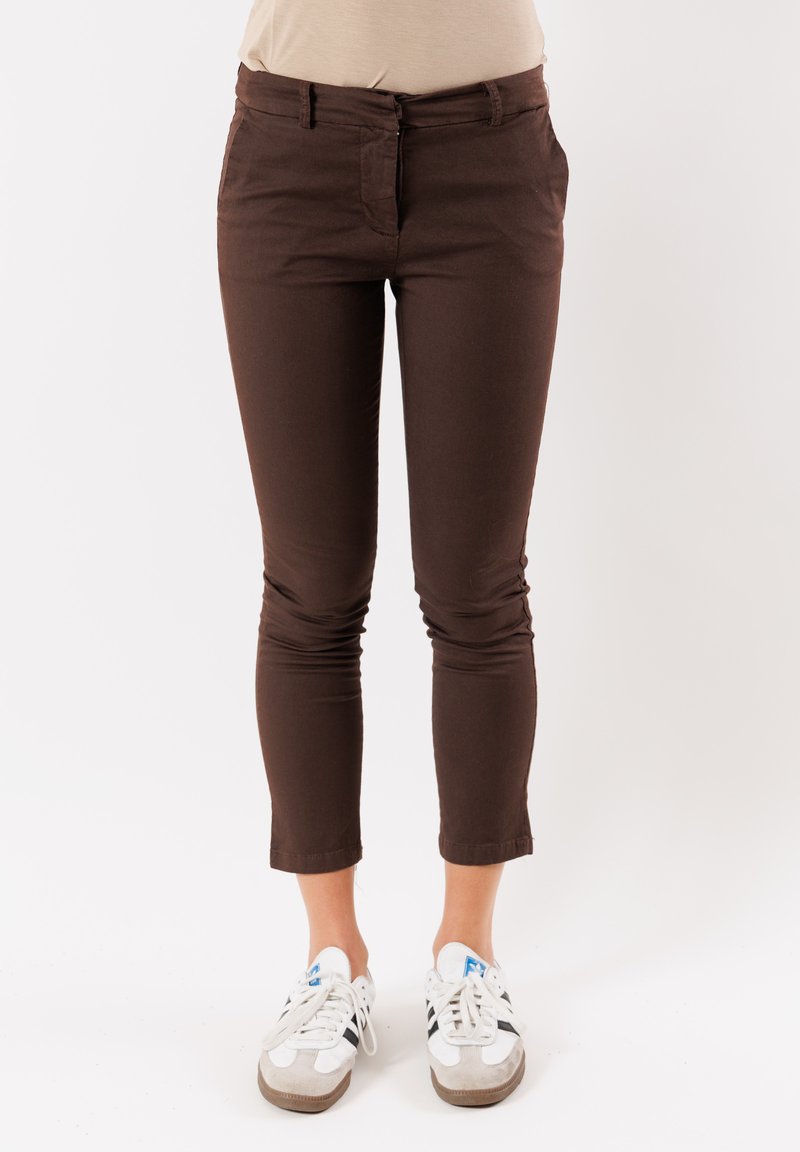 Pantaloni marroni slim fit realizzati in misto cotone. Caratterizzati da una chiusura con zip, passanti per cintura e gambe cropped con una texture liscia.