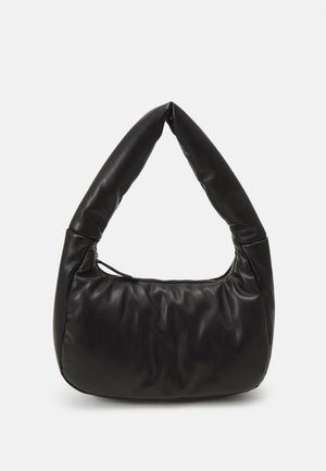Sac en cuir noir avec un design décontracté, présentant une poignée nouée distinctive et une fermeture éclair. Texture lisse sur l'ensemble.