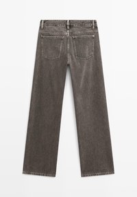 Jeans grigi a gamba dritta con vita alta, dotati di cinque tasche e orli sfrangiati. Realizzati in denim con una finitura strutturata.