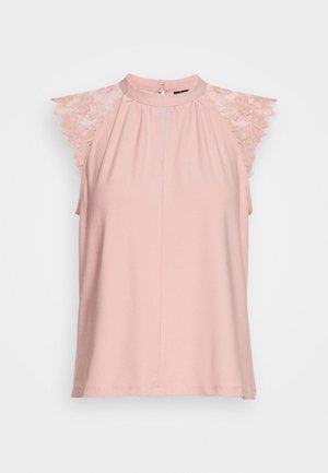 Haut sans manches rose clair avec un col montant, doté de panneaux en dentelle sur les épaules et d'une fermeture à boutons au dos. Texture de tissu lisse.