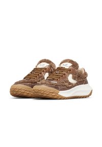Zapatillas de piel marrón con acentos metálicos, paneles laterales texturizados en color beige, cordones trenzados marrones y una suela media gruesa blanca. Suela exterior de goma estriada.