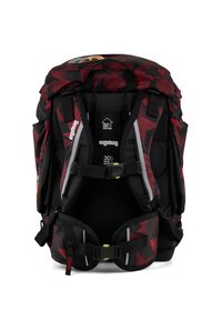 Rucksack mit rot und schwarzem geometrischem Muster, ausgestattet mit verstellbaren Trägern, 3D-Rückenstütze und reflektierenden Akzenten für Sichtbarkeit.