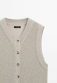 Gilet sans manches tricoté gris clair à boutons, avec col et emmanchures côtelés sur fond blanc.