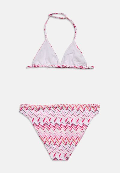Μπικίνι δύο τεμαχίων με τρίγωνο τοπ halter σε λευκό και ταιριαστά εσώρουχα με ψηλή γραμμή, διακοσμημένα με ροζ και κόκκινα σχέδια σε μοτίβο chevron.