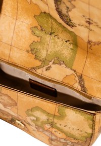 Borsa tan con un design di mappa del mondo vintage, con accenti verdi e gialli. Interno aperto con zip e una linguetta in pelle marrone.
