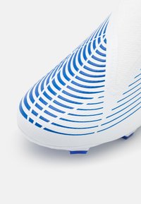 adidas Performance PREDATOR EDGE.3 LACELESS FG - Botas de futebol com pitões - footwear white/hi-res blue