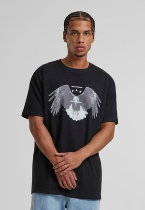 Sort bomuld t-shirt med et grafisk motiv af udstrakte ørnevinger med stjerner ovenfor, afslappet pasform, korte ærmer og rund halsudskæring.
