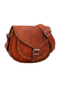 Braune Leder-Satteltasche mit einer gekrümmten Klappe, verstellbarem Tragegurt und silberner Hardware. Besitzt Nahtakzente und eine strukturierte Oberfläche.