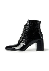 Botine negre până la gleznă, fabricate dintr-un material sintetic lucios cu model de crocodil, cu vârful ascuțit, șireturi în față și toc gros.