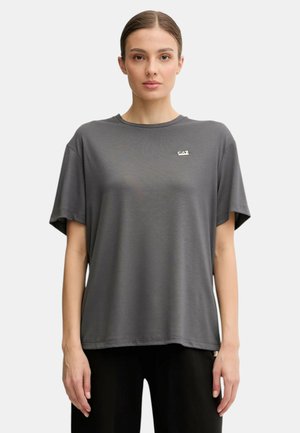 T-shirt grigia a maniche corte con scollo rotondo e piccolo logo sul davanti, realizzata in tessuto morbido, con vestibilità rilassata e texture liscia.