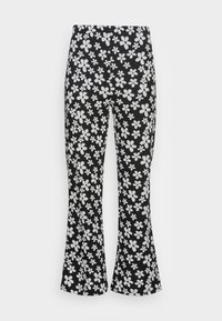 Pantalones acampanados negros con cinturilla elástica, cubiertos con un denso patrón floral blanco de flores de cinco pétalos de varios tamaños.
