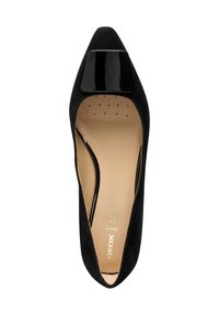 Zapato negro de punta afilada hecho de ante, con un acento cuadrado negro brillante en el empeine y una plantilla beige lisa con perforaciones.