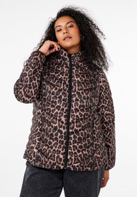 Giacca imbottita con base nera e motivo leopardato rosa, colletto alto e chiusura con zip frontale. Materiale strutturato e leggero.