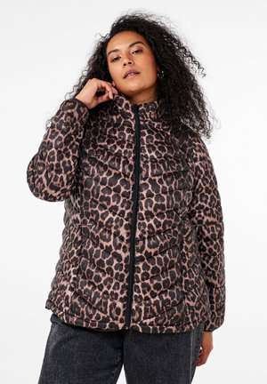 Padded jakna s crnom podlogom i ružičastim uzorkom leoparda, visokim ovratnikom i zatvaranjem na prednjem dijelu sa zatvaračem. Teksturom lagani materijal.