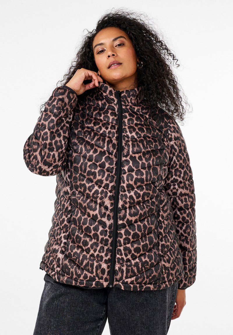 Giacca imbottita con base nera e motivo leopardato rosa, colletto alto e chiusura con zip frontale. Materiale strutturato e leggero.