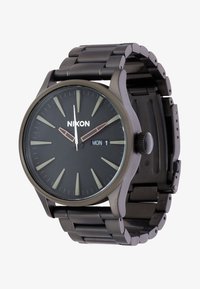 Sélectionné, matte black/industrial green