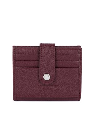 Porte-cartes en cuir bordeaux avec surface texturée. Comprend une fermeture à bouton-pression et plusieurs emplacements pour cartes d'un côté. Design rectangulaire compact.