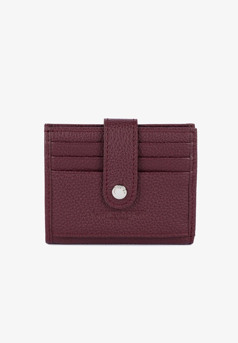 Portafoglio in pelle bordeaux con superficie testurizzata. Caratterizzato da una chiusura a pressione e da più slot per carte su un lato. Design rettangolare compatto.