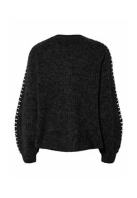 Mörkgrå stickad tröja med lös passform, vida ärmar och vit sömdetalj längs sidsömmarna. Mjuk textur, minimalistic design.