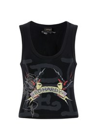 Sort tanktop med et farverigt design med fugle, et banner der står "ED HARDY," og pyntet med rhinsten. Glat stoffinish.